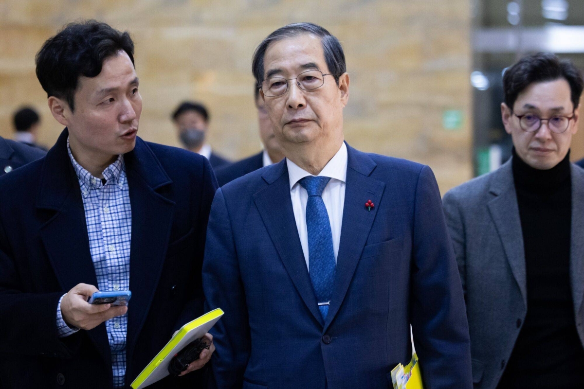 Han Duck-soo, South Korea's prime minister, center, arrives at the National Assembly in Seoul, South Korea, on Wednesday, Dec. 11, 2024. South Korean President&nbsp;Yoon Suk Yeol&nbsp;looks set to fight on rather than step down early as probes deepen into his martial law declaration and another likely impeachment bid looms. Photographer: SeongJoon Cho/Bloomberg