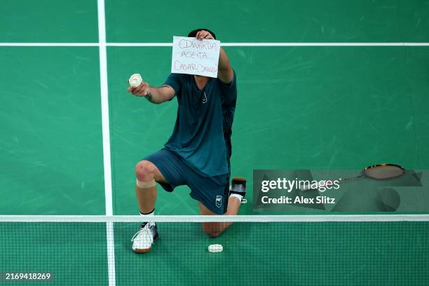 PARIS, FRANCE - AUGUST 30: Rogerio Junior Xavier de Oliveira of Team Brazil holds a sign which translates to 'Edwarda Will You Marry Me?' whilst proposing during the Men's Singles SL4 Group Play Stage - Group D Match MSSL4107 on day two of the Paris 2024 Summer Paralympic Games at Porte de La Chapelle Arena on August 30, 2024 in Paris, France. (Photo by Alex Slitz/Getty Images)