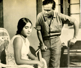 INSERT PHOTO 4 HERE Caption Anula Karunathilake and Wikrema Bogoda in Golu Hadawatha