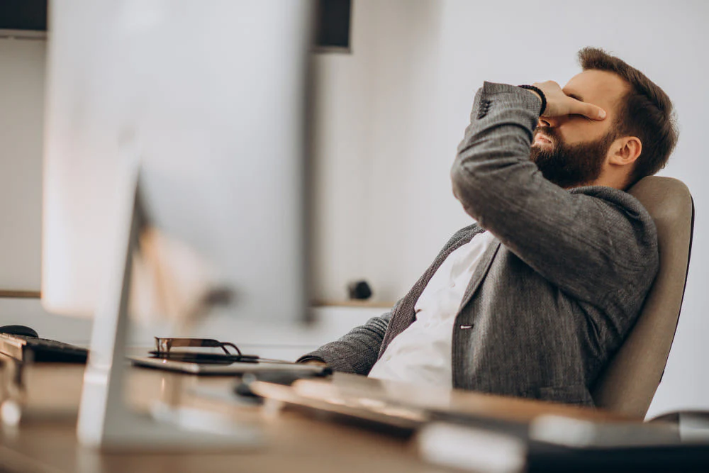 bel homme affaires travaillant au bureau 1