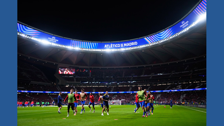 Atletico Madrid players warm up ahead of a Champions League opening phase soccer against Union Saint-Gilloise in Madrid, Spain, Tuesday, Nov. 4, 2025. (AP Photo/Manu Fernandez)
