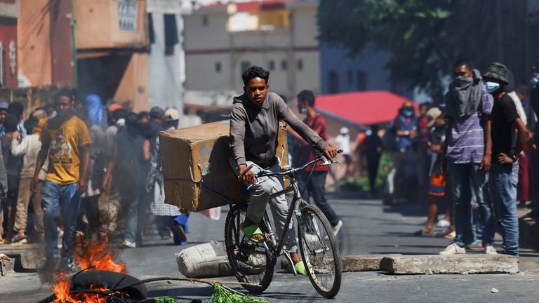 2025 10 06T122115Z 1 LYNXNPEL950J3 RTROPTP 4 MADAGASCAR PROTESTS