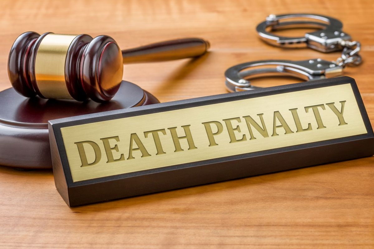 A gavel and a name plate with the engraving Death Penalty