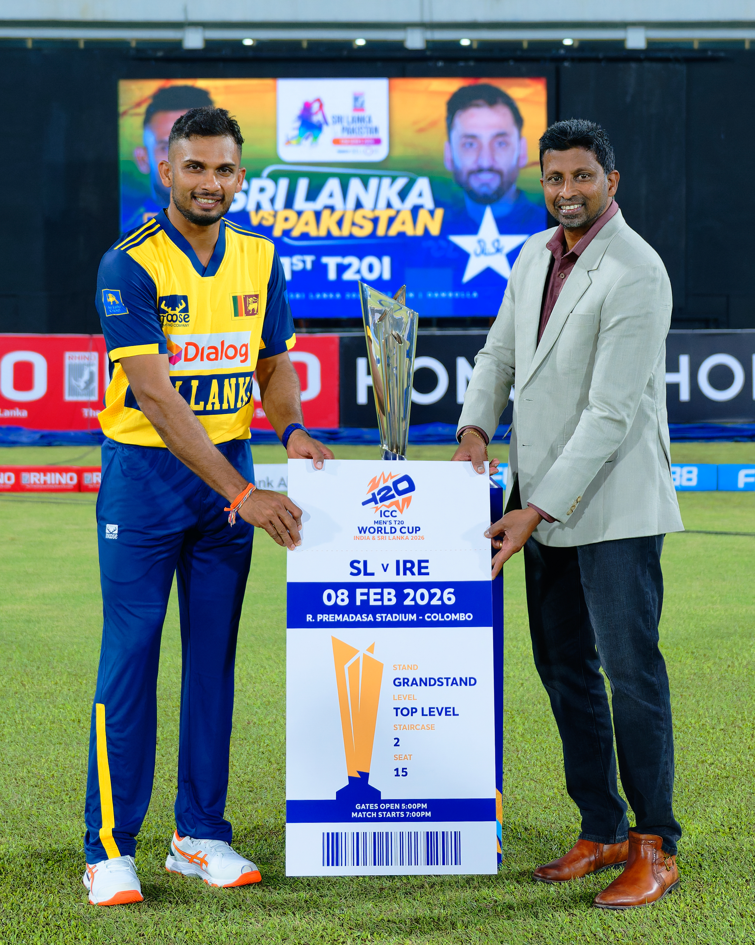 Match Ticket Handover to the Captains 1