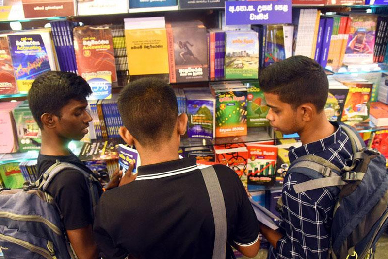 පොත් අපේ නෙත් වගේ' යැයි පවසමින් පාරිභෝගිකයාට පහර දීම