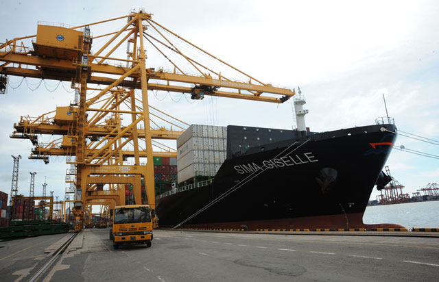 Cranes brought to colombo