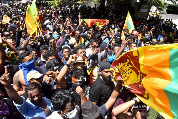 Protesters storm prime ministers office in Sri Lanka 1 1