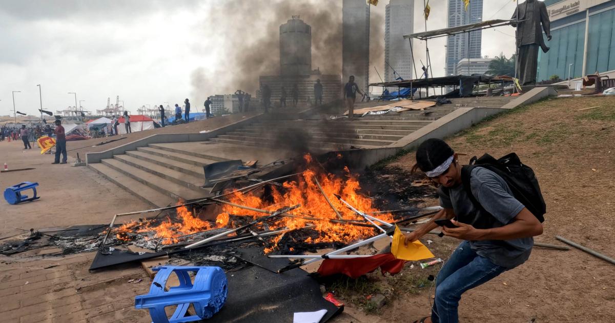 202205asia srilanka protester fire